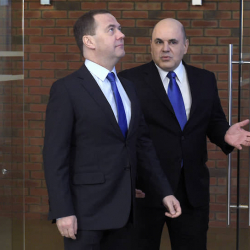 Медведев заявил, что смена правительства в РФ не является чем-то особенным