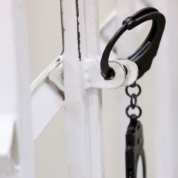 Чогуу жашаган аялын өлтүрүп, качып кеткен эркек киши 12,6 жылга кесилди