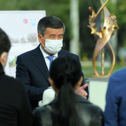 Сүрөт - Президент COVID-19дун курмандыгы болгондорго арналган стеланы көрүүгө барды
