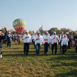 ВИДЕО: Кара-Сууда “Мекеним Кыргызстан” миңдеген жарандар тосуп алды