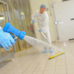 Дезинфекцию и уборку провели городские службы на участках
