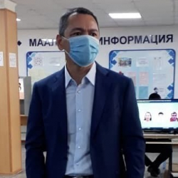 Сүрөт - Өмүрбек Бабанов үй-бүлөсү менен добуш берүүгө келди