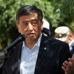 ТҮЗ ЭФИР: Президент Сооронбай Жээнбеков шайлоо участкасына келди