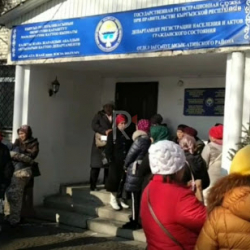 Кара-Сууда шайлоо участогунун сыртында добуш берүү үчүн кезекке тургандар көбөйдү