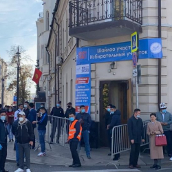 Видео - Добуш берүүгө чогулган Москвадагы жарандардын узун кезеги
