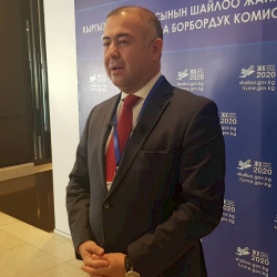 Азербайжандык байкоочу Кыргызстандагы шайлоонун таза өтүп жатканын белгиледи