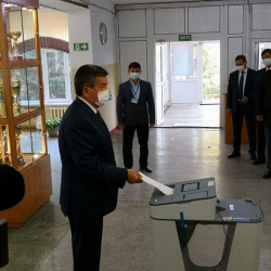 Фото - Сооронбай Жээнбеков проголосовал на парламентских выборах