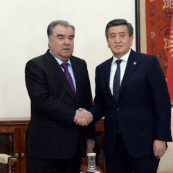Сооронбай Жээнбеков Эмомали Рахмонду туулган күнү менен куттуктады