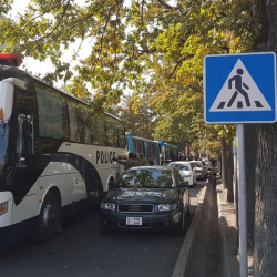 Бишкекте милиция өкмөт үйүнүн жанындагы скверден орун алды