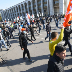 ВИДЕО - Ала-Тоо янтында шайлоого нааразы митинггине чыккандар көбөйдү