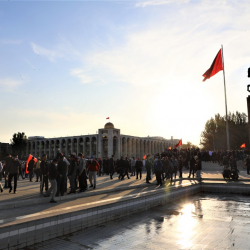 СҮРӨТ - Ала-Тоо аянтында миңдеген адамдар топтолуп турат