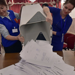 Бюллетендердин үчтөн бири кол менен саналып бүттү