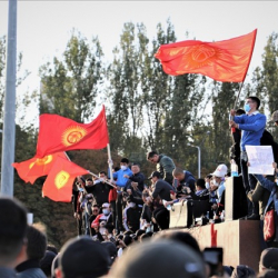 Жаштарды алдыга салып коюп, күндүз күнү күпүлдөгөн лидерлердин бири жок