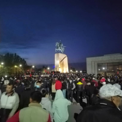 Аянттагы митнгге акындар жана ырчылар келди