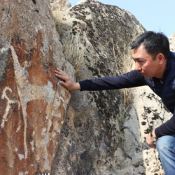 Азамат Жаманкулов “Сүрөттүү-Таш” археологиялык эстелигине барды