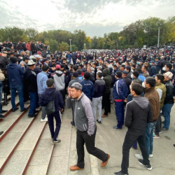 Ош шаарынын борбордук аянтында митинг уланууда