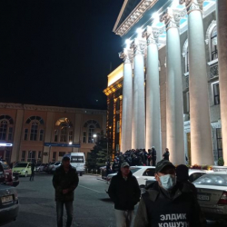 Бишкекти 1500ден ашык элдик кошуундун мүчөлөрү кайтарып жатат