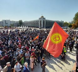 Аянтта эски саясатчыларга каршы митинг өтүп жатат