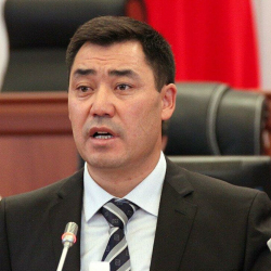 Садыр Жапаров премьер-министр катары Бишкектеги ооруканалардагы жабыркагандардын абалын сурап барды