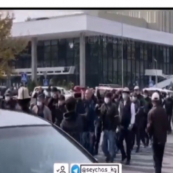 Бишкекте Садыр Жапаровдун тарапкерлери өкмөт үйүнө чогулушту