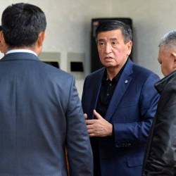 Президент Сооронбай Жээнбеков обсудил с начальником Генерального штаба Вооруженных Сил Таалайбеком Омуралиевым меры по стабилизации ситуации в стране