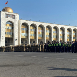 ФОТОРЕПОРТАЖ: Ала-Тоо аянты күч кызматкерлери менен аскердик техникага толду