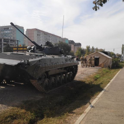 Бишкекте өзгөчө кырдаал жарыяланганы аскердик техникалар үзгүлтүсүз келип жатат