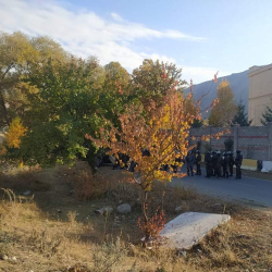 Кундуз Жолдубаева: Спецназ в селе Кой-Таш пытается задержать Алмазбека Атамбаева