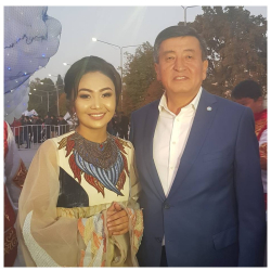 Самара Каримова, ырчы: “Сооронбай Шарипович, эң акылдуу, сабырдуу президент!”