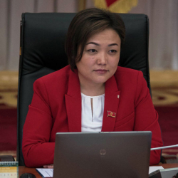 Касымалиева өзү спикер, Баатырбеков премьер катары иштеши керектигин айтты