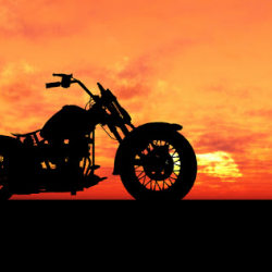 Видео - мотоциклчен жаш жигит көтөрүлгөн көпүрөгө кирип кеткен