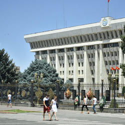 Ак үйдү басып алууда Сүймөнкул Чокморов, Гапар Айтиевдин эмгектери жоголгон