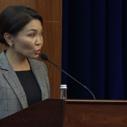 Резиденциядагы жыйын: ВИДЕО - Сурабалдиева сүйлөп жатканда айрым депутаттар залдан чыгып кетишти