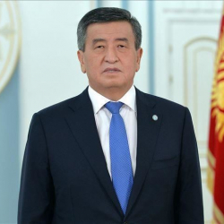 Жээнбековдун отставкасын сүйлөшүүгө Жапаровду кимдер коштоп барды?