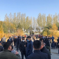 Митингчилер Садыр Жапаровду күтүп жатышат