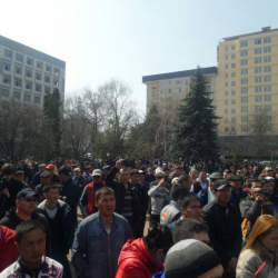 Митингге чыккан адамдар кимдин кетиши керек экенин өздөрү да билбей жатышат