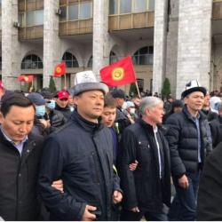 Митингде “Султан чай” менен башка жеген Бабанов президенттикке аттанабы?