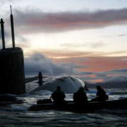 Британиялык суу астында жүрүүчү кемесинин капитаны өзөктүк ракеталарды кургакка мас абалында түшүргүсү келген