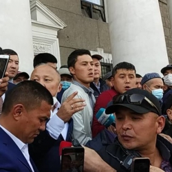 Видео - Бишкек шаарынын мэринин иш бөлмөсүндө чыр чыкты