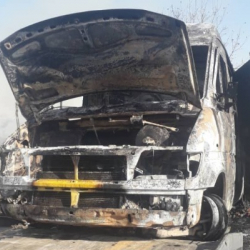 Фото – Бишкек-Нарын-Торугарт айланма унаа жолунда жүк ташуучу унааcы толугу менен күйүп кетти