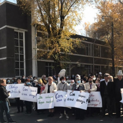 Бүгүн Жогорку Соттун имаратынын алдына Атамбаевдин тарапташтары чогулду