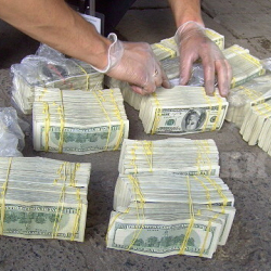 Видео - Ташкентте Түркиянын жарандары бриллиант шакекти жасалма акчага сатып алган