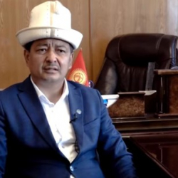 Видео - Өзгөн эли мурунку аким Болот Дыйканбаевдин ордунда калуусун Садыр Жапаровдон өтүнүп жатышат