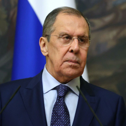 Видео - Россиянын тышкы иштер министри Сергей Лавров  “сиз кожоюндарды сыйлашыңыз керек го дейм” деп Казакпаевдин сөзүн бөлдү