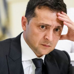 Видео: «Зеленскийдин жыйында сүйлөп жатып катуу чыккан үндөн чочуп кеткен учуру»