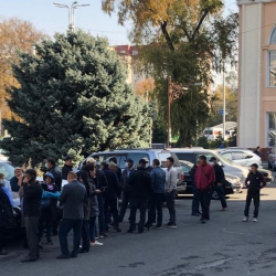 Мэриянын алдына Нариман Түлеевге каршы чыккан жарандар чогулду