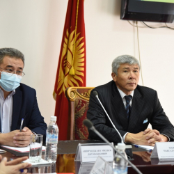 Сүрөт - Вице-премьер-министр Максат Мамытканов Бузуулардын бирдиктүү реестринин иши менен таанышты