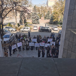 БШКнын алдында митинг өтүп жатат