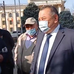 ТҮЗ ЭФИР - Мэриянын алдына Балбак Түлөбаевдин мэр болушуна нааразы болгон тарап митингге чыкты
