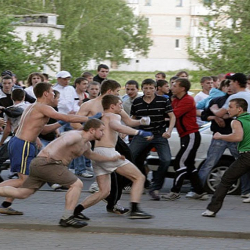Балка жана бычак көтөргөн түрктөр Франциядагы армян демонстранттарына кол салышты